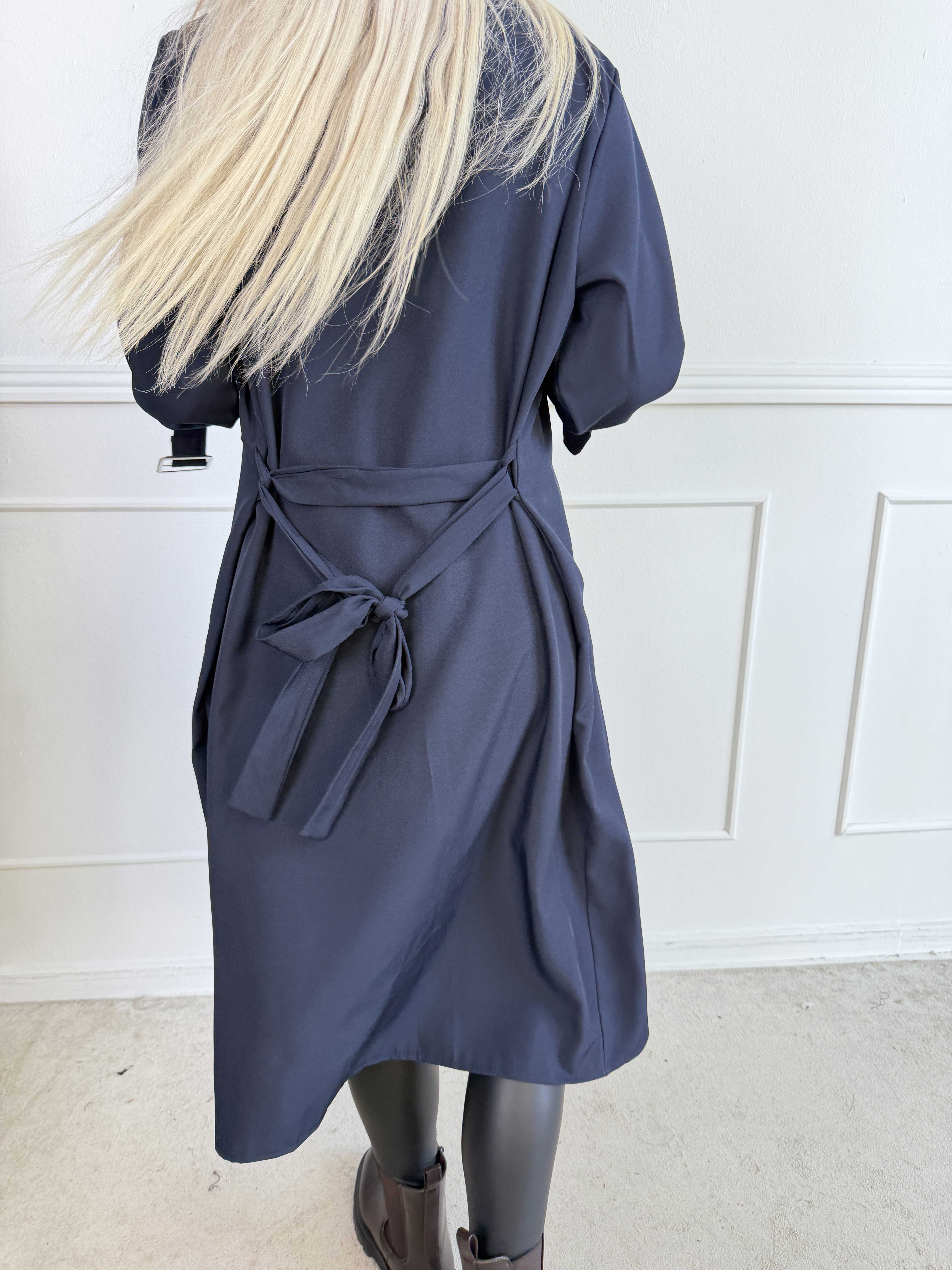 Sharpay 2.0 – Lätt plus size trenchcoat med knytskärp
